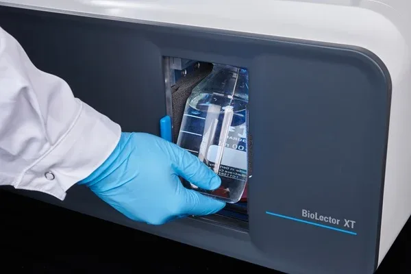 Su objetivo no es sustituir todas las etapas de escalado, sino acelerar el screening y el desarrollo inicial de bioprocesos con menor consumo de muestra, medio y tiempo de laboratorio.